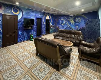 Дом с баней, бассейном, бильярдом «GOLDEN GATE» відгуки, лазня/сауна Новоселки  район ул. Оринина гора, 4а, Новоселки, Киевская область, фото, адреса з картою проїзду.